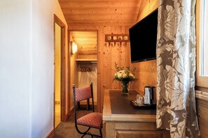 Habitación con 1 cama doble o 2 individuales, vistas a la montaña | Minibar, caja fuerte, cortinas opacas y wifi gratis