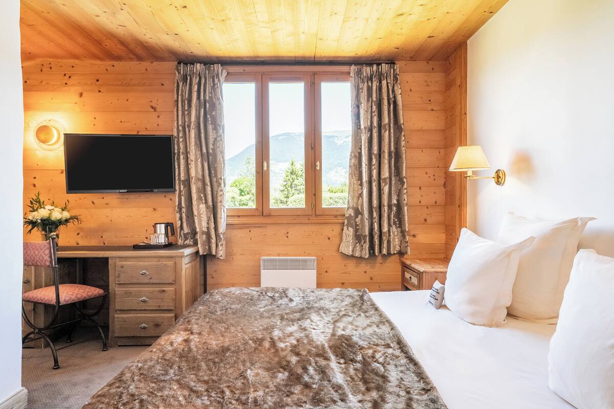 Klassieke kamer, 1 twee- of 2 eenpersoonsbedden, uitzicht op bergen | Hypoallergeen beddengoed, een minibar, een kluis op de kamer