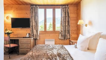 Klassieke kamer, 1 twee- of 2 eenpersoonsbedden, uitzicht op bergen | Hypoallergeen beddengoed, een minibar, een kluis op de kamer