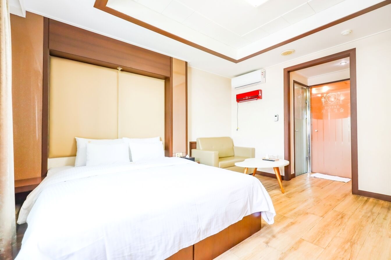 Standard Double Room | Minibar, desk, iron/ironing board, free WiFi