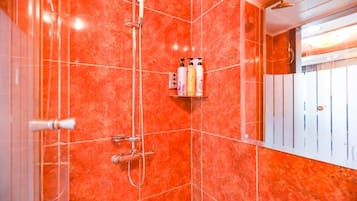 Business Suite | Bathroom | Separate tub and shower, deep soaking tub, free toiletries, hair dryer