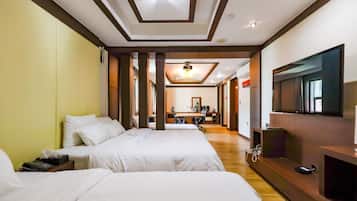 Business Suite | 1 bedroom, minibar, desk, iron/ironing board