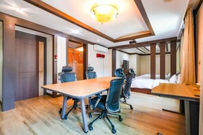 Business-Suite | 1 Schlafzimmer, Minibar, Schreibtisch, Bügeleisen/Bügelbrett