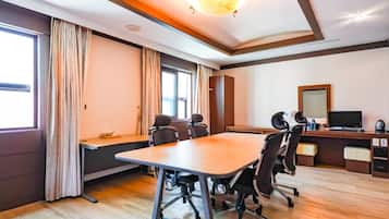 Business Suite | Minibar, desk, iron/ironing board, free WiFi