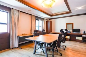 Suite Business | Minibar, escritorio, tabla de planchar con plancha y wifi gratis