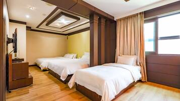 Business Suite | Minibar, desk, iron/ironing board, free WiFi