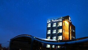 A building with the sign "Hostel Paulownia" under a starry night sky. - Paulownia Hostel & Guest House (Yeosu)