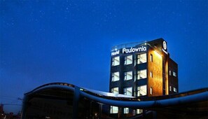 A szálláshely homlokzata – este/éjszaka