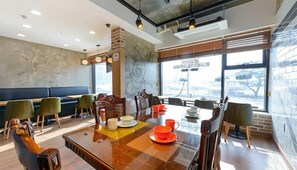 Breakfast area - Paulownia Hostel & Guest House (Yeosu)
