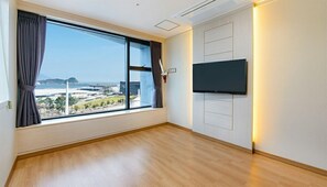 Room (Korean Ondol) | View from room - Paulownia Hostel & Guest House (Yeosu)