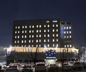 Front of property – evening/night - Geosung Hotel (Eumseong)
