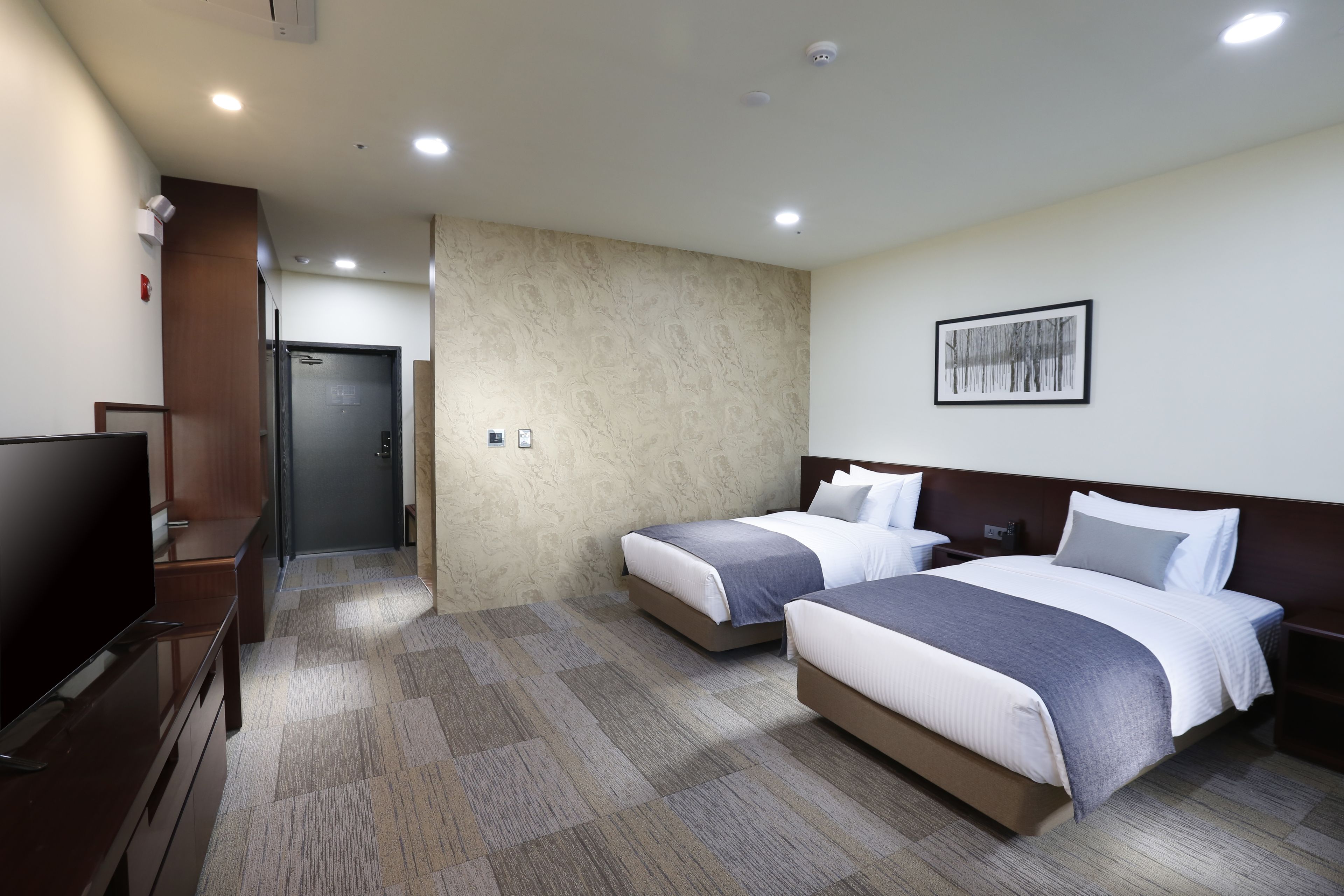 deluxe twin room, 2 single beds | in-room safe, desk, blackout curtains, soundproofing