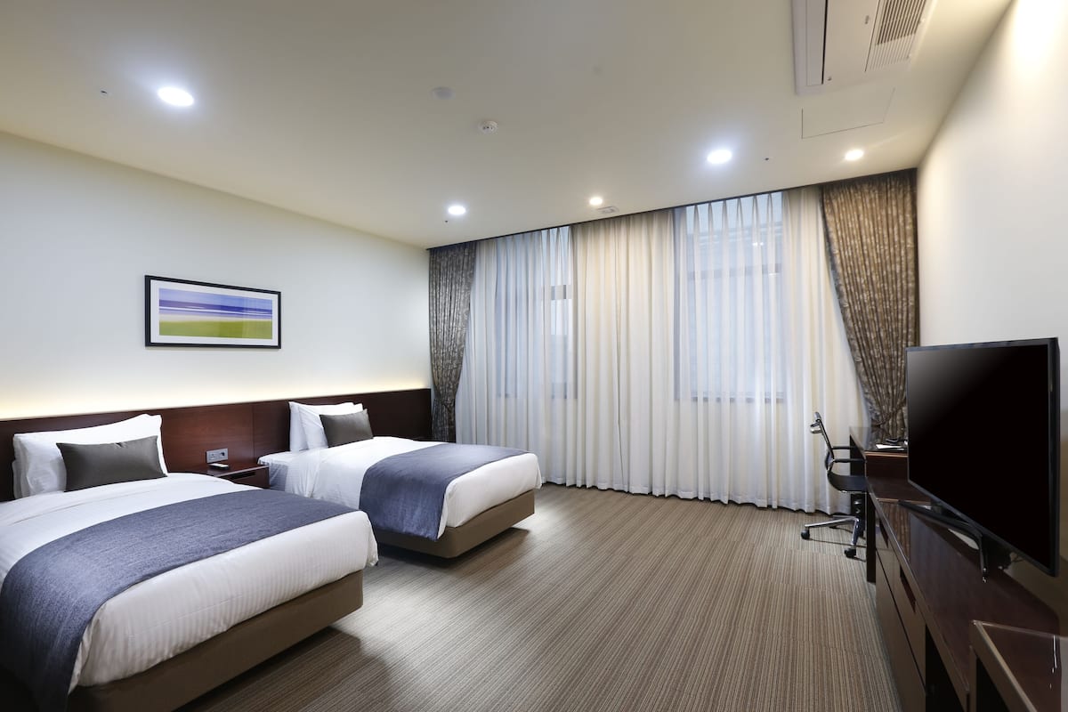 Deluxe Twin Room, 2 Katil Bujang (Single) | Peti besi dalam bilik, meja, langsir/tirai gelap terus, kalis bunyi