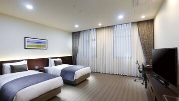 Caja de seguridad en la habitación, escritorio y cortinas blackout