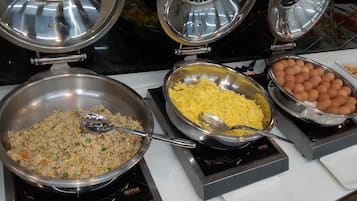 Desayuno buffet los días de semana (KRW 15000 por persona)