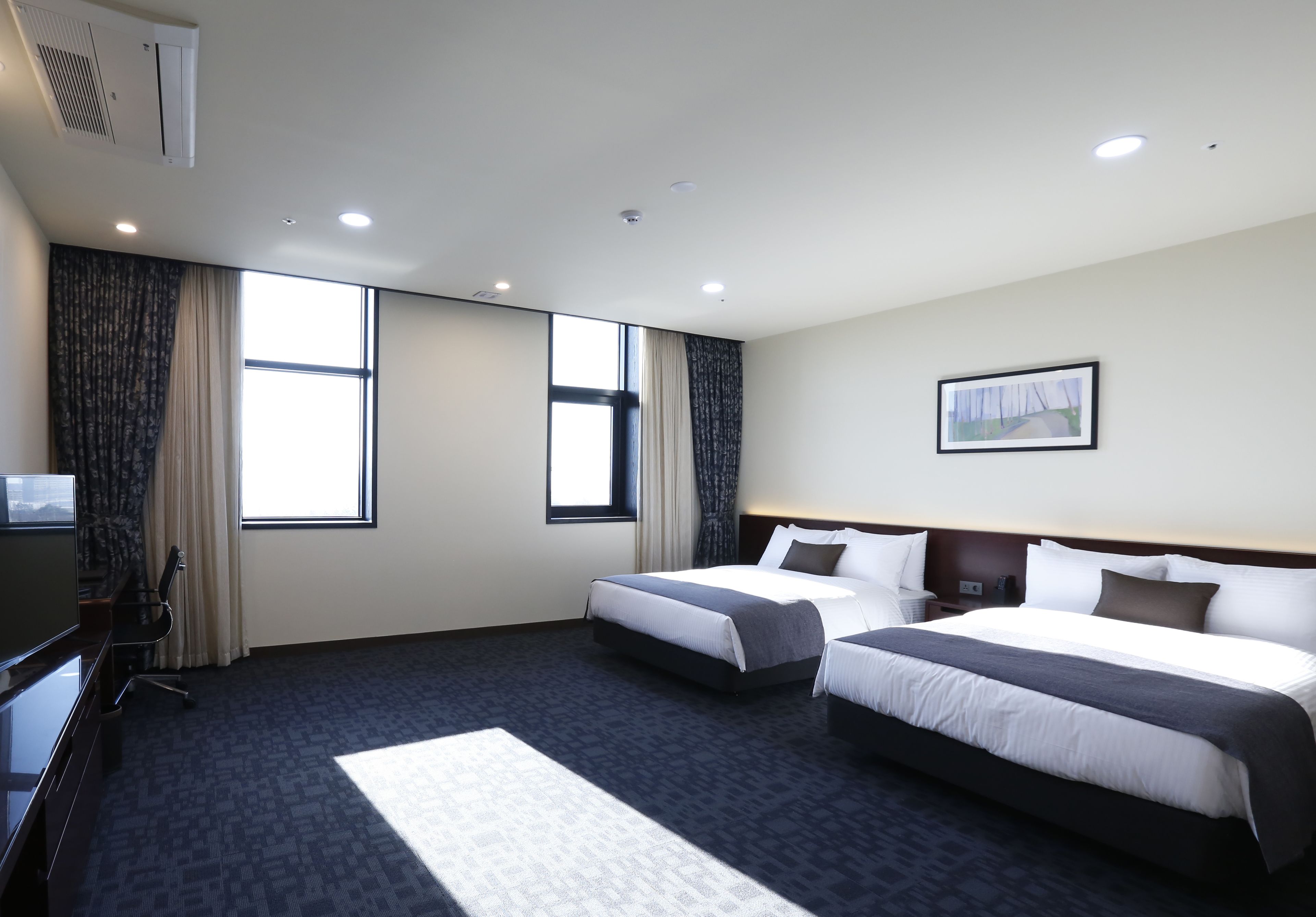 junior suite, 2 double beds | in-room safe, desk, blackout curtains, soundproofing