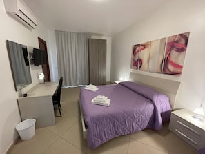 Deluxe Room | Minibar, in-room safe, desk, blackout drapes - B&B Elisir (Gela)