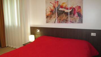 Comfort-værelse med dobbeltseng eller 2 enkeltsenge - udsigt til have | Minibar, pengeskab på værelset, skrivebord, mørklægningsgardiner