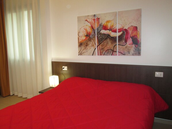 Comfort Double or Twin Room, Garden View | Minibar, in-room safe, desk, blackout drapes - B&B Elisir (Gela)