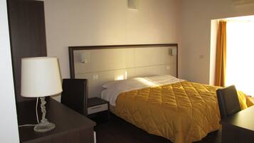 Luksus-værelse | Minibar, pengeskab på værelset, skrivebord, mørklægningsgardiner