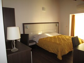 Minibar, caja de seguridad en la habitación y escritorio 