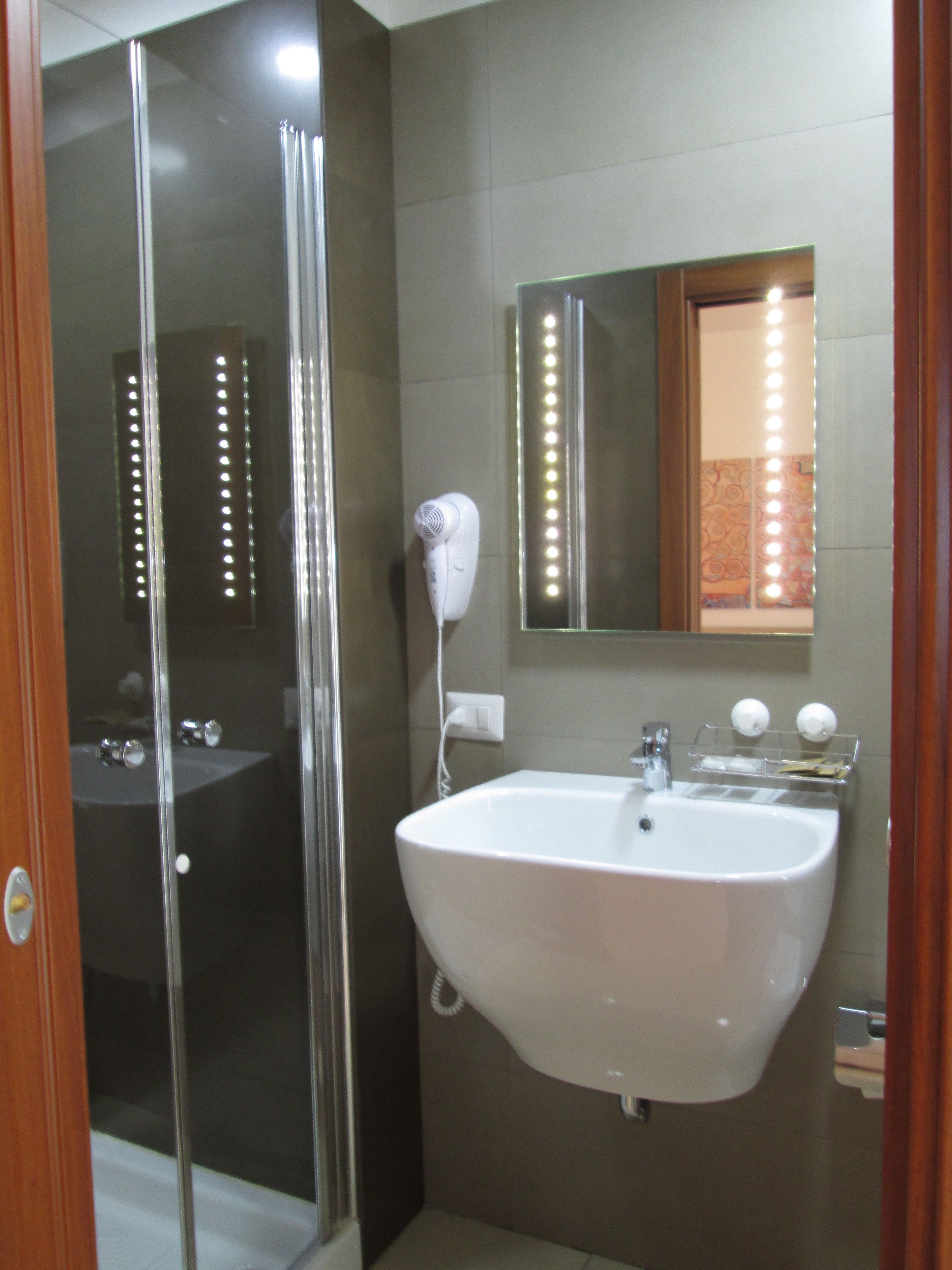 Camera Economy | Bagno | Doccia, set di cortesia gratuito, asciugacapelli, bidet