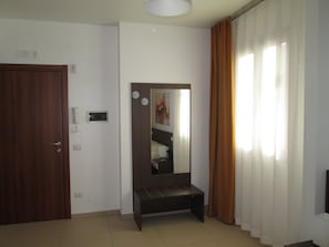Comfort Double or Twin Room, Garden View | Minibar, in-room safe, desk, blackout drapes - B&B Elisir (Gela)