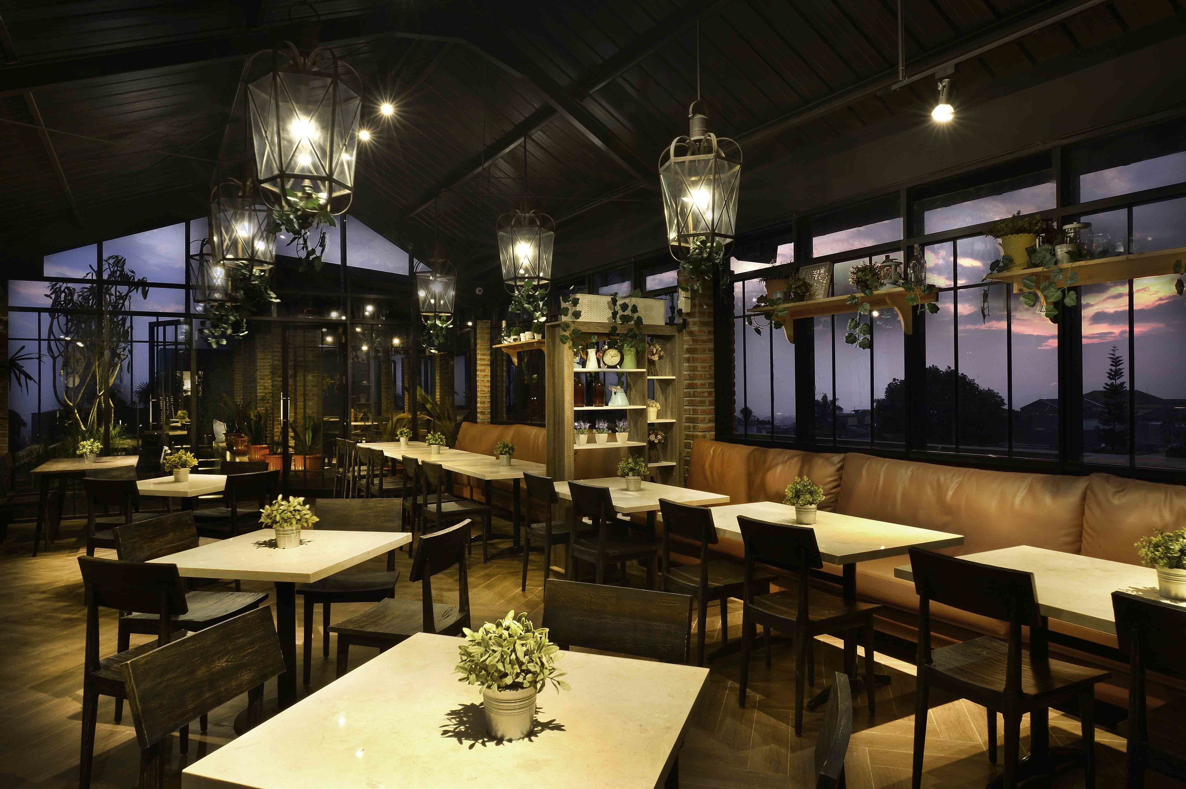 Serveert ontbijt, lunch, diner, lokale en internationale gerechten 