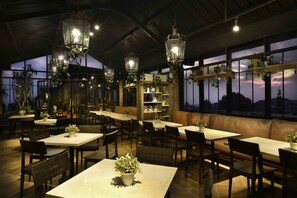 Serveert ontbijt, lunch, diner, lokale en internationale gerechten 