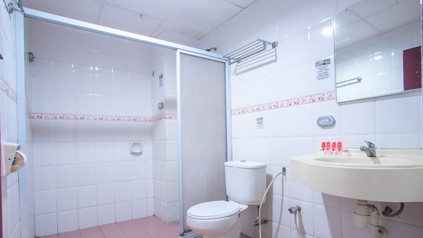 Un baño con ducha, inodoro y lavamanos.