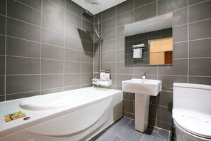 VIP | Badezimmer | Duschwanne, kostenlose Toilettenartikel