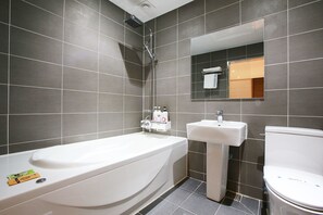 VIP | Bathroom | Combined shower/tub, free toiletries