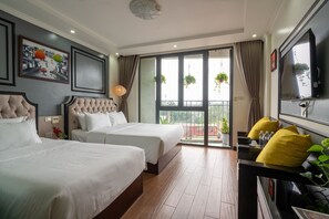 Quarto família, vista para o lago | Frigobar, cofres nos quartos, escrivaninha, cortinas blackout
