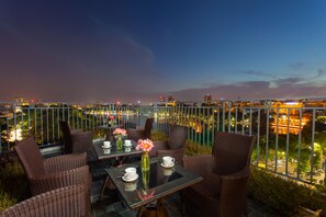 Terrace/patio - Bella Premier Hotel & Rooftop Skybar (Hanoi)
