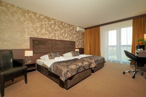 Ropa de cama de alta calidad, minibar, escritorio y cortinas blackout 