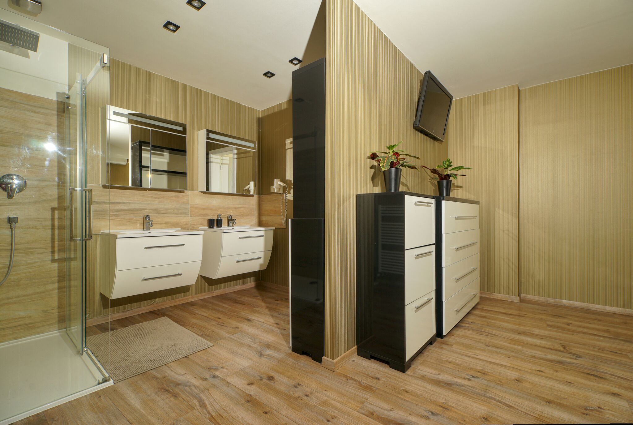 Apartment Plus with Terrace, Kitchen | Bathroom | Free toiletries, hair dryer, slippers, towels