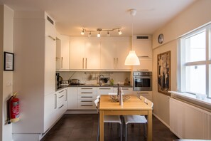 Familien-Doppel- oder -Zweibettzimmer | Eigene Küche | Kühlschrank, Mikrowelle, Herdplatte, Wasserkocher mit Kaffee-/Teezubehör