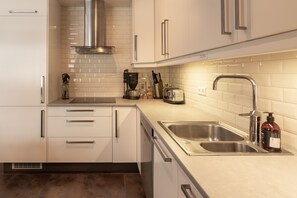 Kühlschrank, Mikrowelle, Herdplatte, Wasserkocher mit Kaffee-/Teezubehör