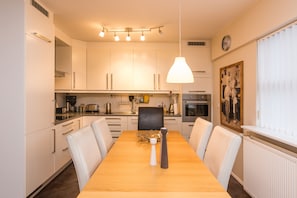 Habitación familiar con 1 cama matrimonial o 2 individuales | Cocina privada | Refrigerador, microondas, parrilla de estufa y cafetera y tetera 