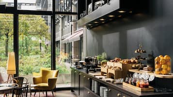 Frukostbuffé varje dag (EUR 24 per person)