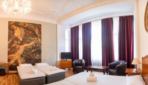 Ropa de cama de alta calidad y caja de seguridad en la habitación