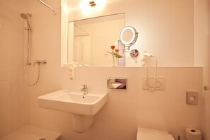 Shower, hair dryer, towels - Safestay Berlin Kurfurstendamm (Berlin)