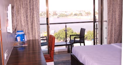 Apaar Hotel