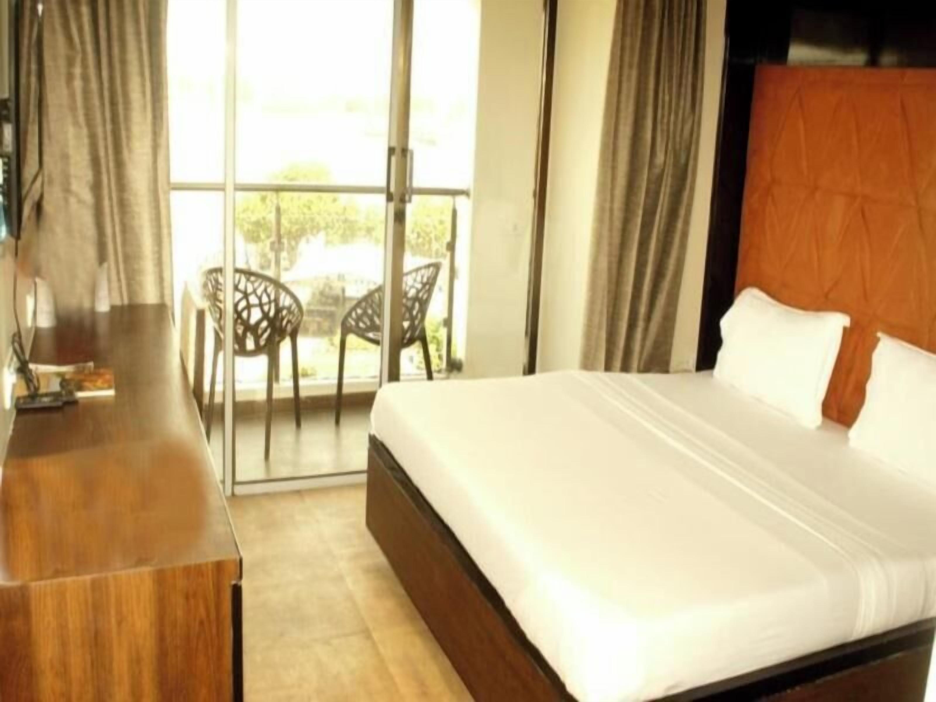 Ropa de cama de alta calidad, minibar, caja fuerte y escritorio