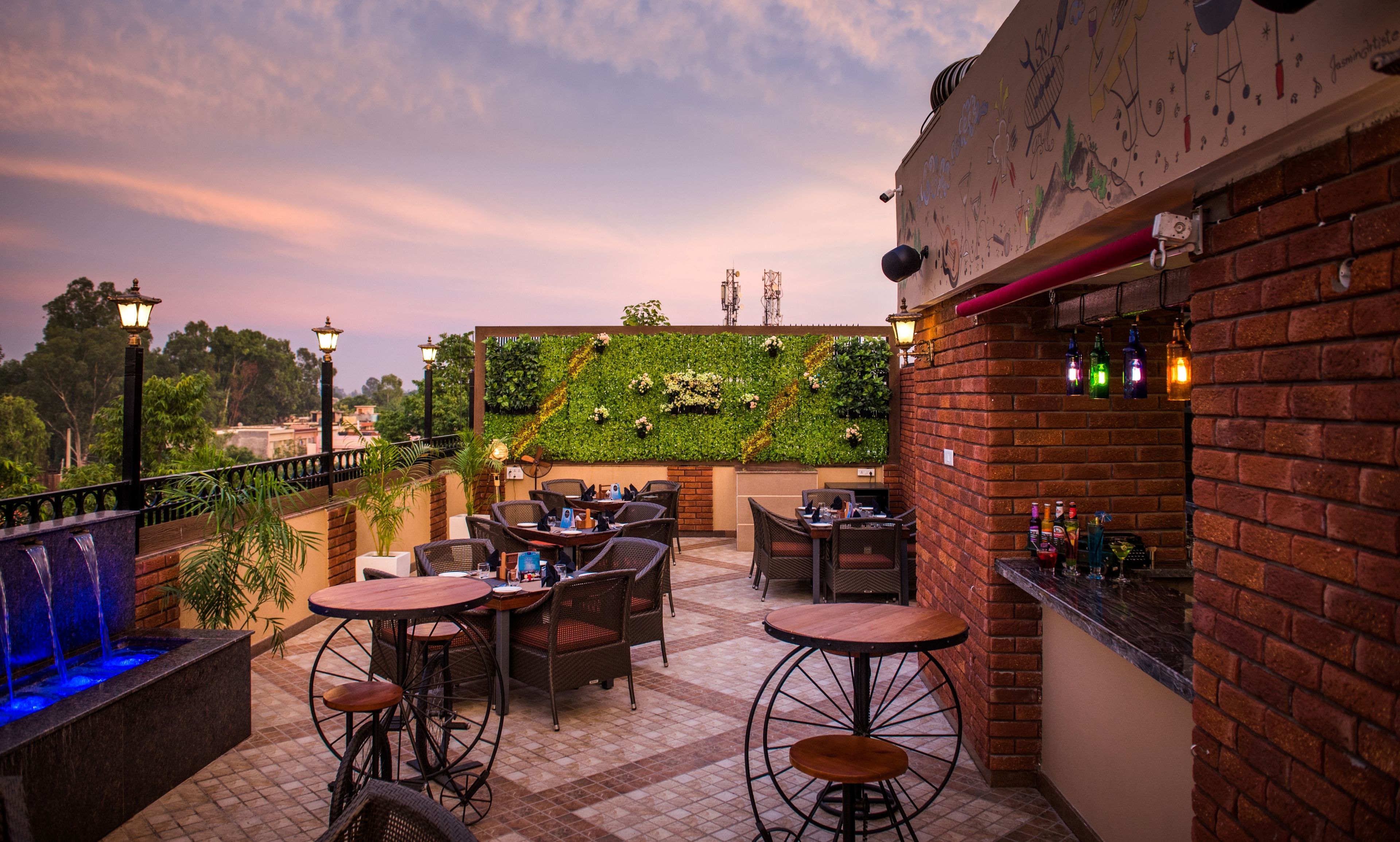 2 restaurants, breakfast, lunch, dinner served; international cuisine