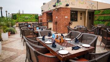 2 restaurants, breakfast, lunch, dinner served; international cuisine