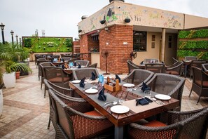 2 restaurants, breakfast, lunch, dinner served; international cuisine - Glades Hotel (Mohali)