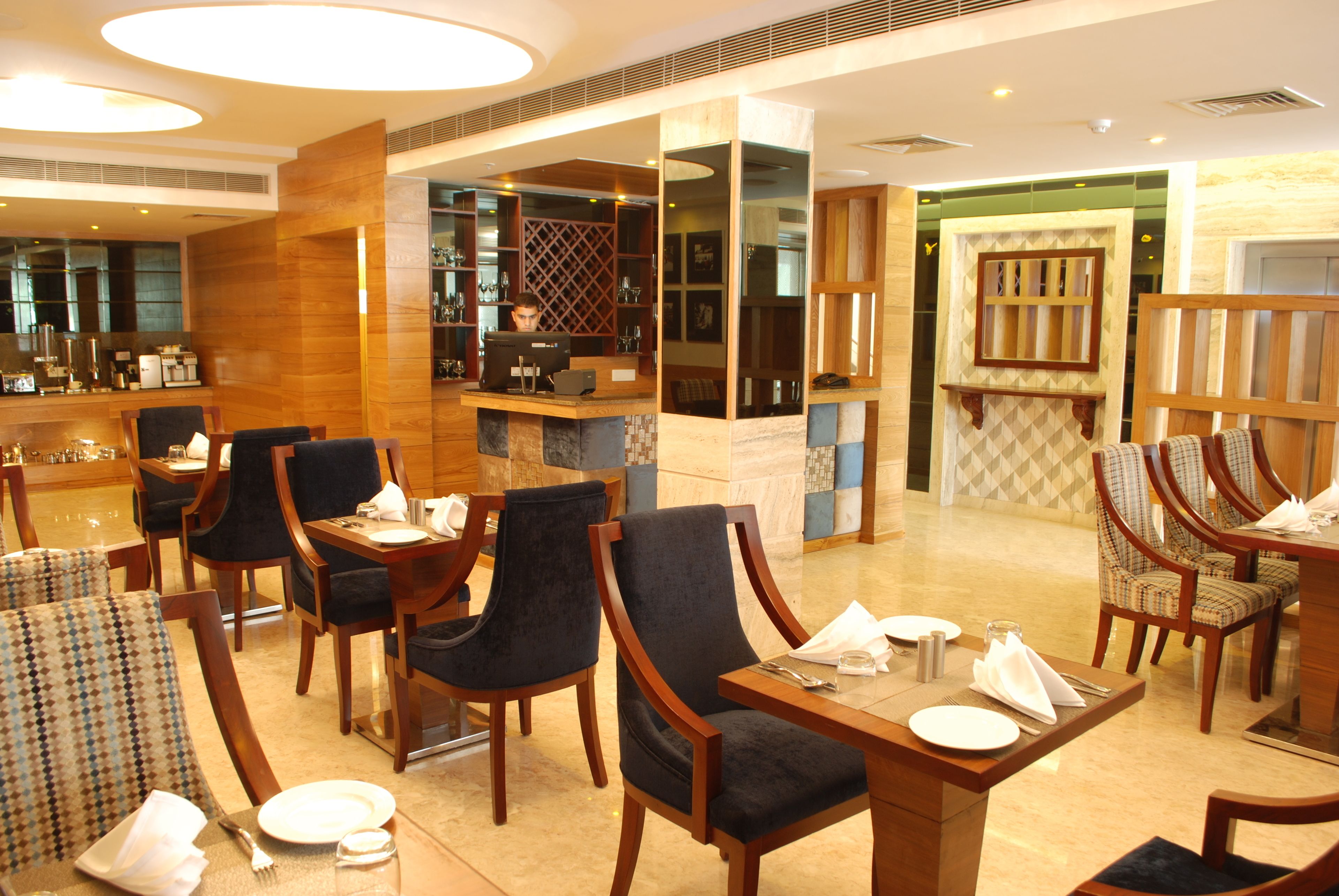 2 restaurants, breakfast, lunch, dinner served; international cuisine 