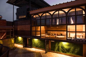 Una cocina moderna con ventanas amplias y fachada de ladrillo.