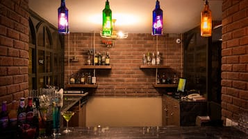 2 restaurantes; se sirven desayunos, almuerzos y cocina internacional